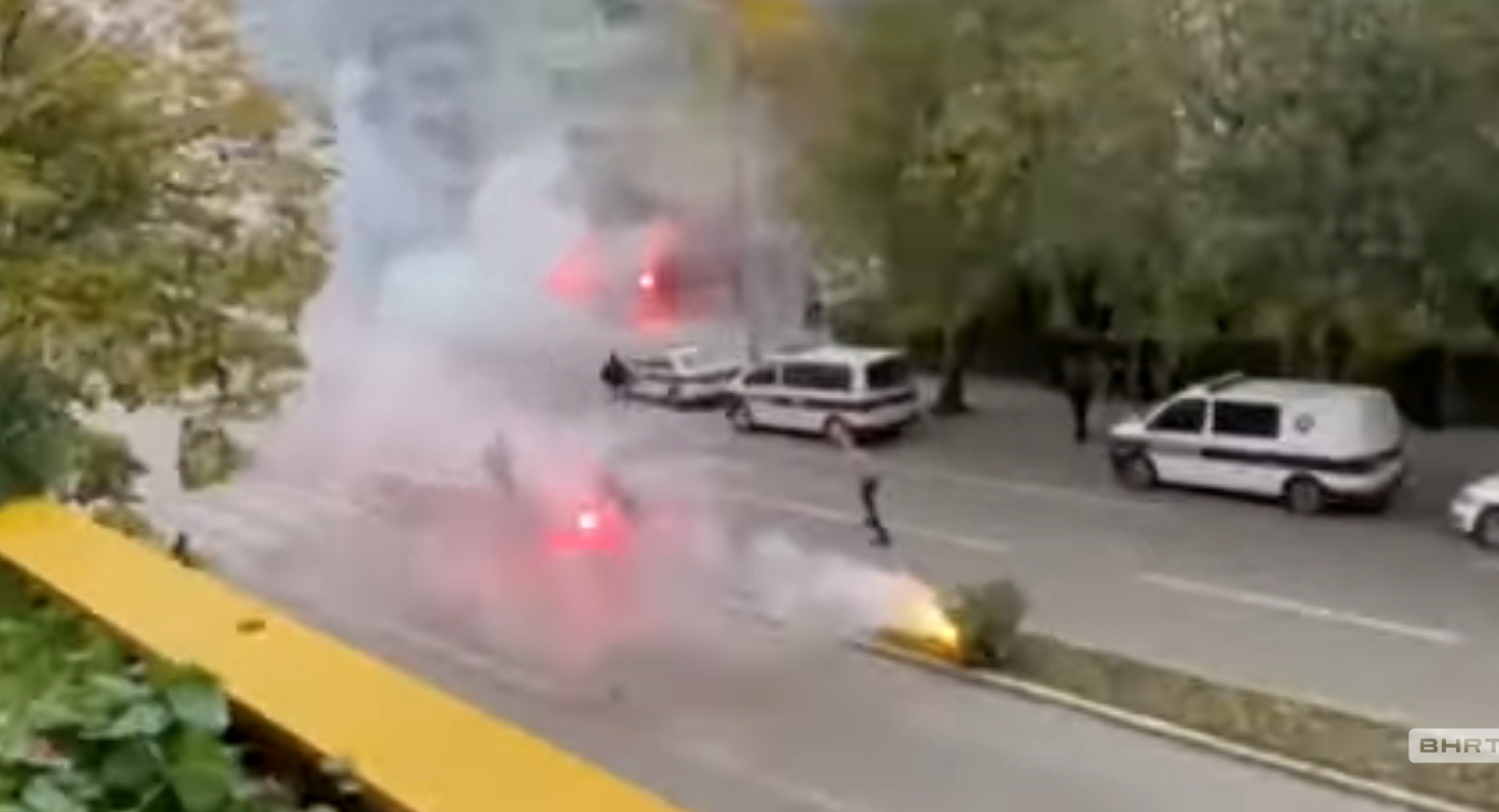 Video: Pogledajte sukob navijačkih grupa u Mostaru