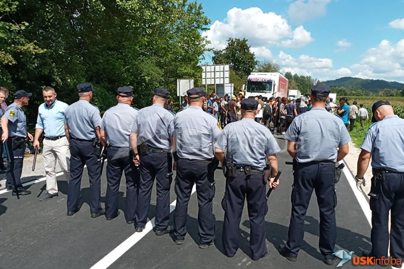 Video: Policija rastjerala migrante koji su blokirali cestu