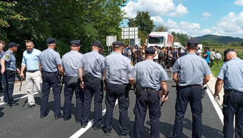 Video: Policija rastjerala migrante koji su blokirali cestu