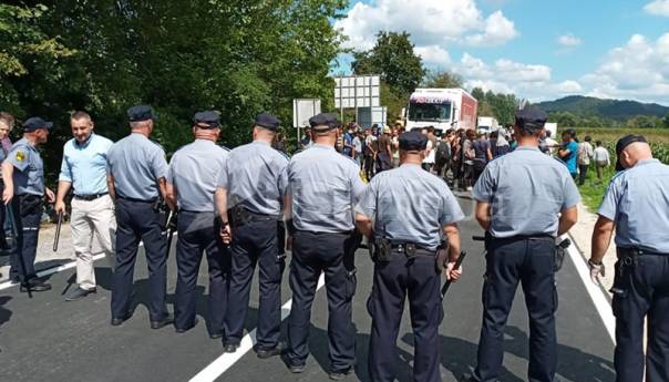 Video: Policija rastjerala migrante koji su blokirali cestu