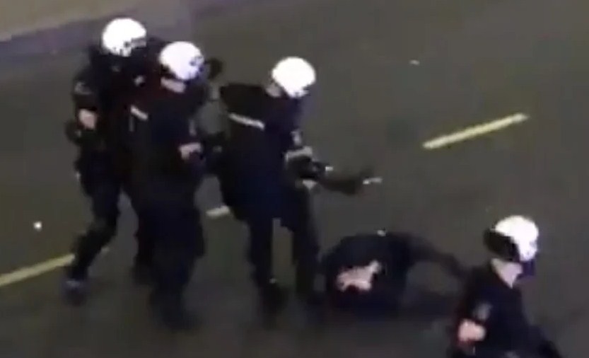 Video: Policija tukla mladića na beogradskim Terazijama