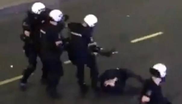 Video: Policija tukla mladića na beogradskim Terazijama