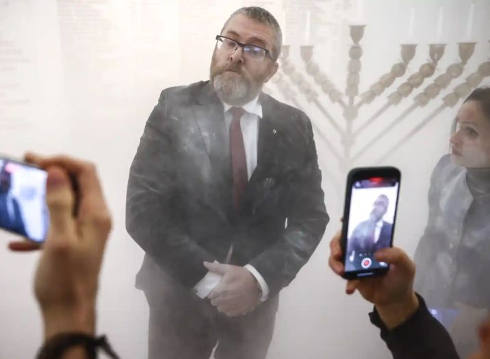 Video: Poljski političar protupožarnim aparatom ugasio jevrejske svijeće u Parlamentu