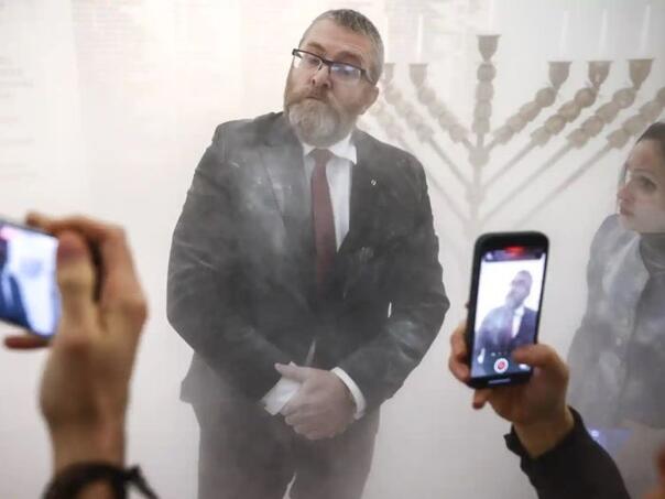 Video: Poljski političar protupožarnim aparatom ugasio jevrejske svijeće u Parlamentu