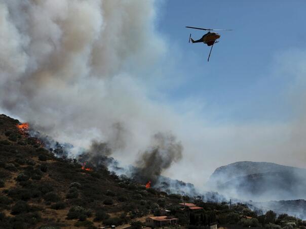 VIDEO: Požar prijeti kućama južno od Atine, helikopteri i avioni na terenu
