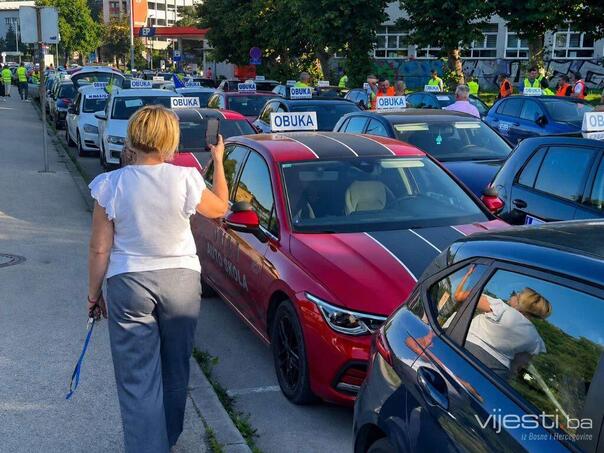 Video: Protest auto-škola paralizovao saobraćaj u Tuzli