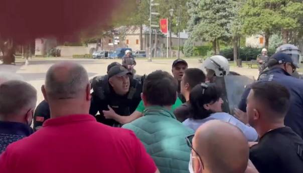Video: Protesti na Cetinju, sukob s policijom