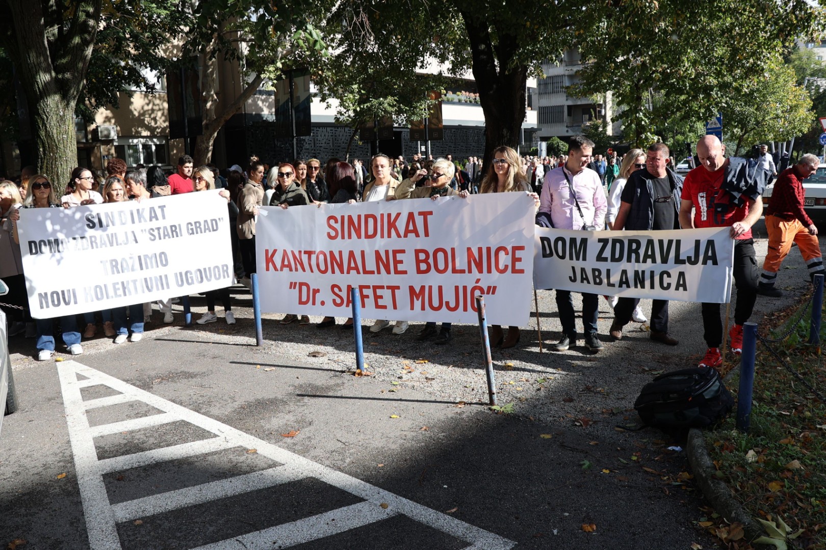 Foto / Video: Protestna šetnja medicinara: Iako smo u bijelom, nismo ovce!