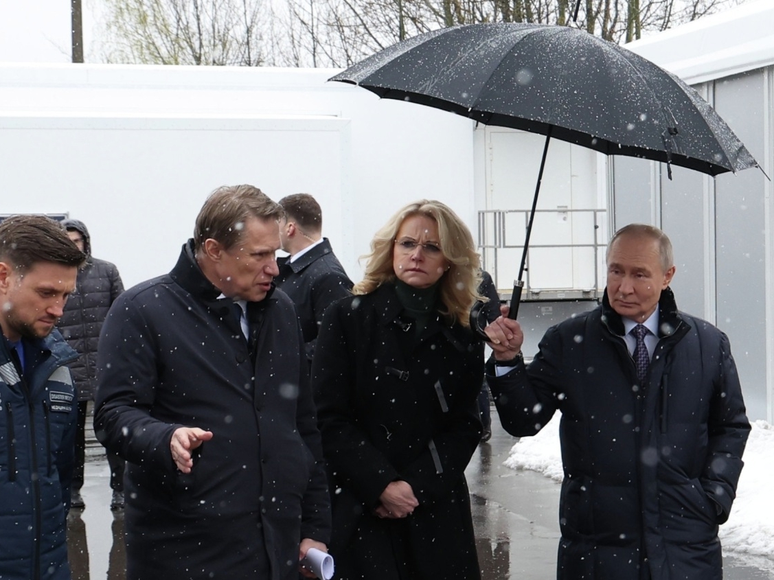 Video: Putin pod kišobranom zaštitio saradnicu, gest iznenadio prisutne