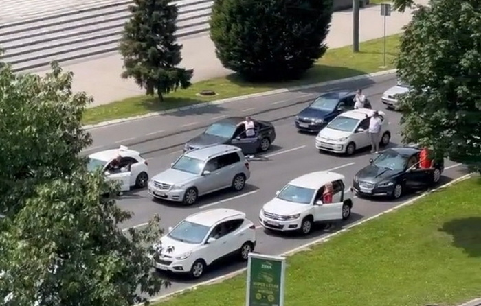 Video: Sirene se oglasile u Sarajevu, građani stali na ulicama