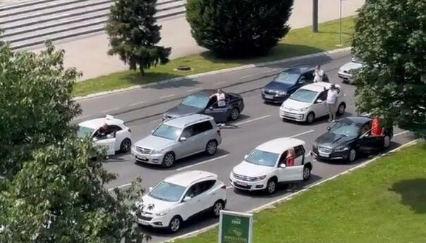 Video: Sirene se oglasile u Sarajevu, građani stali na ulicama