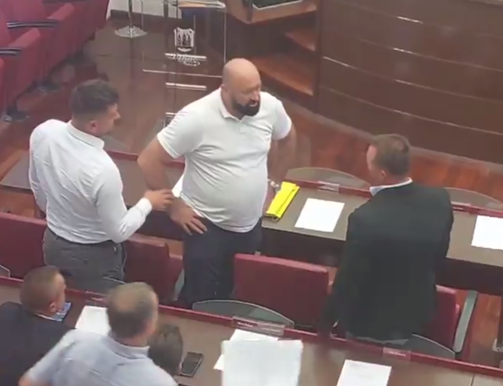 Video: Sjednica GV Bihaća na rubu fizičkog incidenta