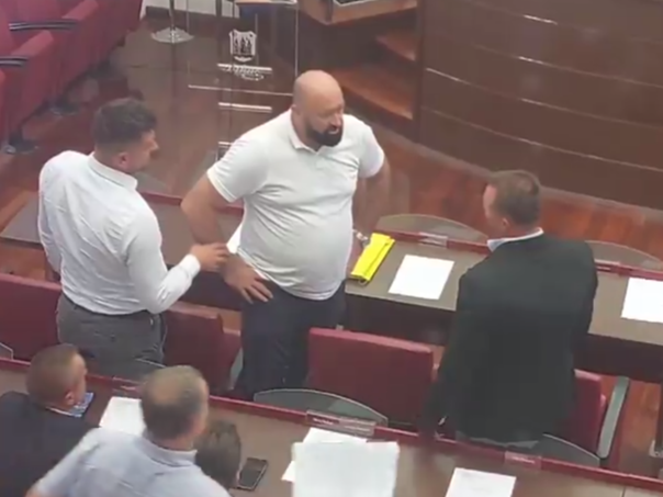 Video: Sjednica GV Bihaća na rubu fizičkog incidenta