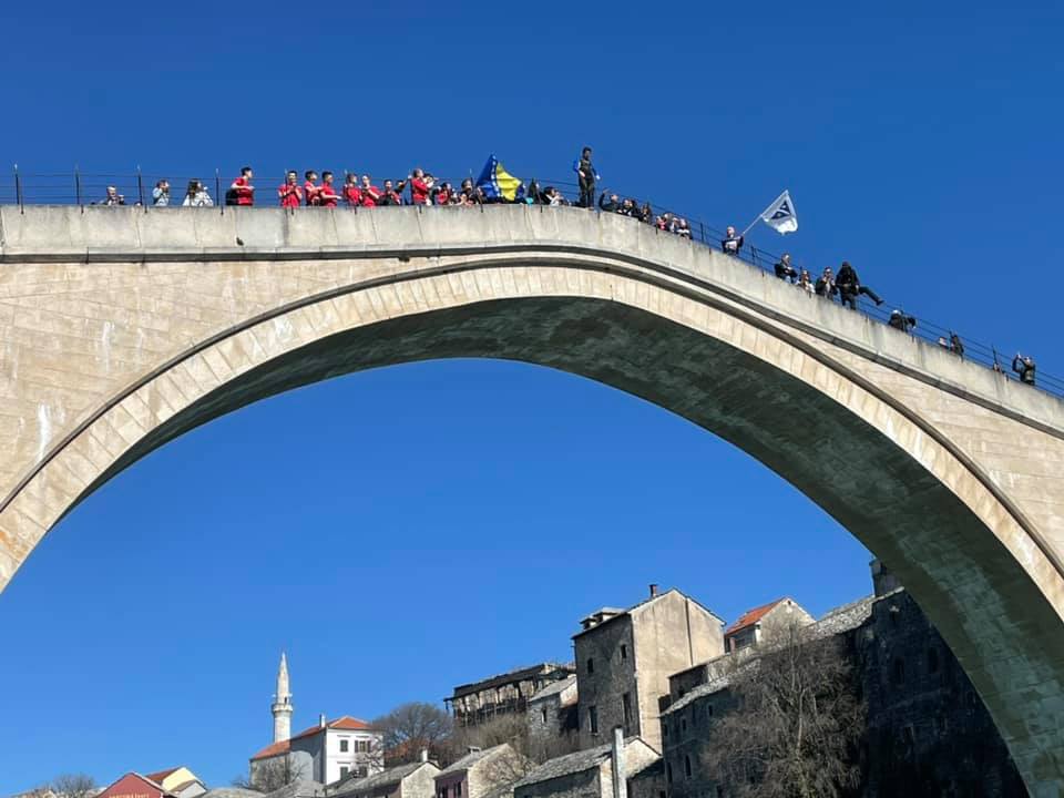 Video / Skok sa Starog mosta u čast Dana nezavisnosti BiH