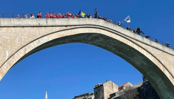 Video / Skok sa Starog mosta u čast Dana nezavisnosti BiH