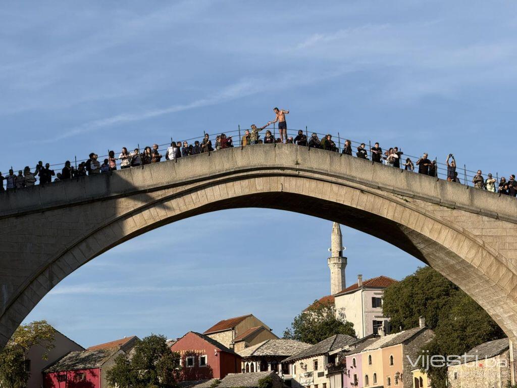 Video: Skok sa Starog mosta u čast Halida Bešlića