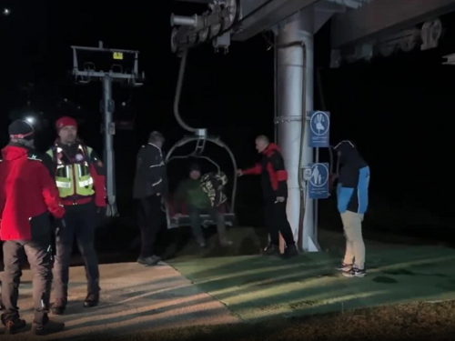 Video: Spašeni turisti koji su bili zaglavljeni na ski liftu