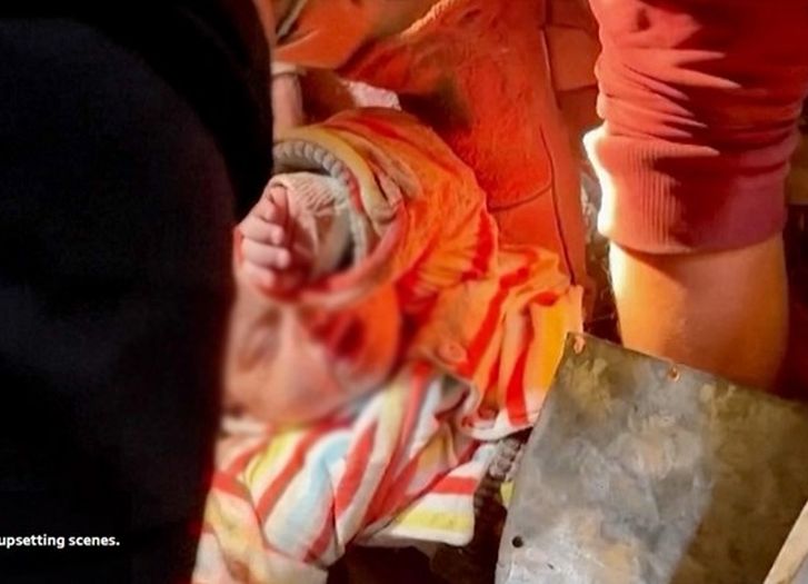 Video: Spasioci u Gazi rukama iskopali živu bebu ispod ruševina