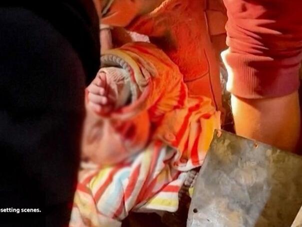 Video: Spasioci u Gazi rukama iskopali živu bebu ispod ruševina