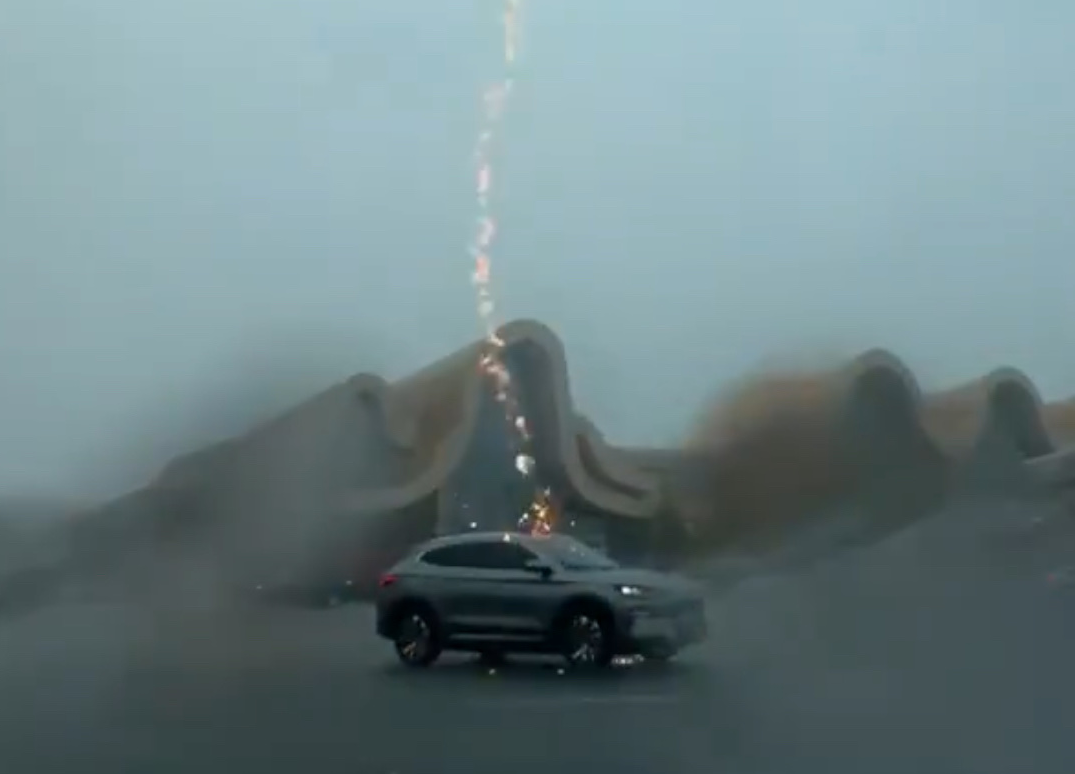 Video: Šta se dešava kada grom udari u električni automobil?
