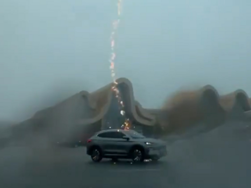 Video: Šta se dešava kada grom udari u električni automobil?