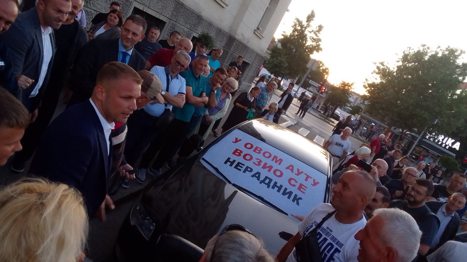 Video / Stanivuković iznio fotelju: Nini ne treba, Šuki ide u podrum, evo auta neradnika