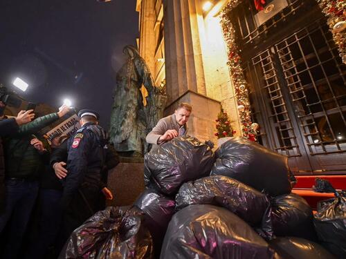 Video: Stanivuković ostavio vreće 'para' pred Palatu RS