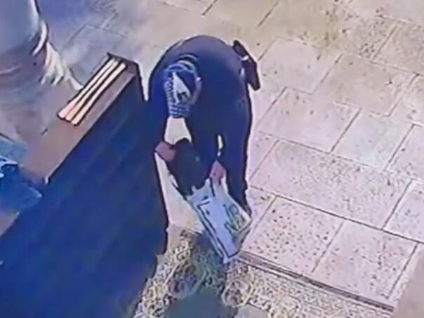 Video: Stariji muškarac ukrao cipele u džamiji Ferhadija