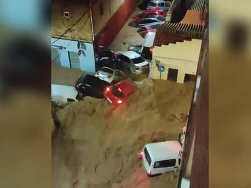 Video: Strašne poplave pogodile Španiju, bujica nosila automobile