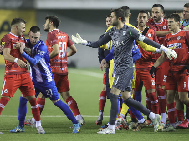 VIDEO: Sukob na terenu i na tribinama