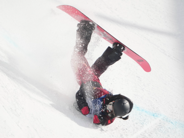 Video: Težak pad kineske snowboarderice