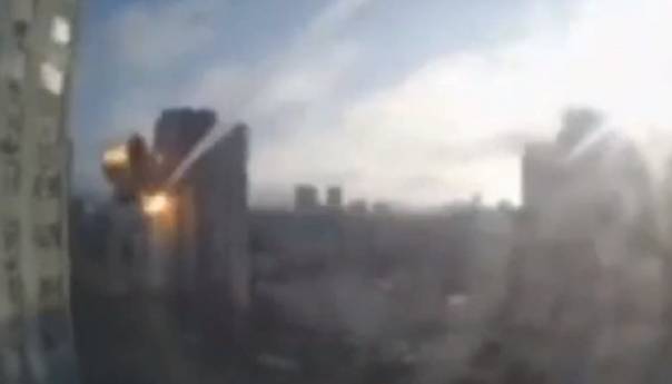 Video: Trenutak udara projektila u zgradu u Kijevu