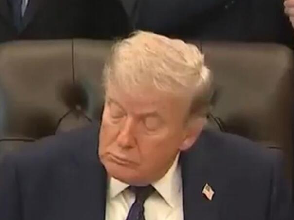 Video: Trump zaspao usred sastanka u Bijeloj kući