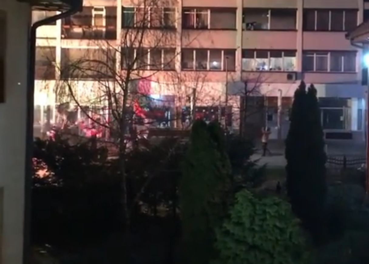 Video: U Prijedoru bakljada uz veličanje zločinca Mladića