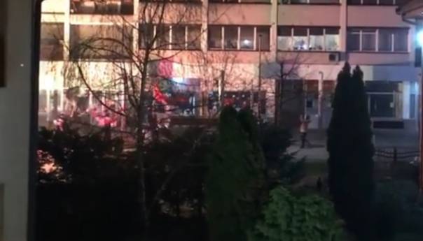 Video: U Prijedoru bakljada uz veličanje zločinca Mladića