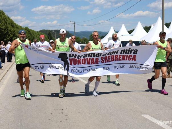 Video: Ultramaratonci iz Vukovara u suzama u Potočarima