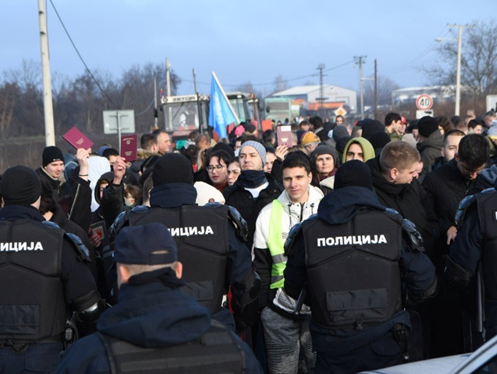 Video: Uprkos policiji, traktori se probili do Novog Sada