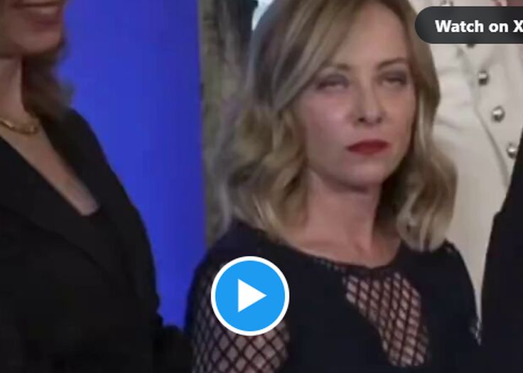 Video: Urnebesna reakcija Meloni nakon što joj je Macron poljubio ruku