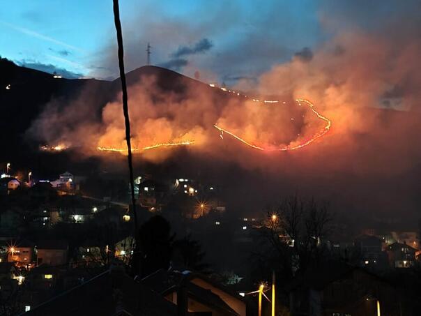 Vatrogasci ugasili veliki požar kod Zenice Vatrogasci ugasili veliki požar kod Zenice