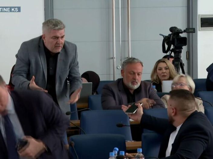 Video: Verbalni sukob zastupnika u Skupštini KS prekinuo sjednicu