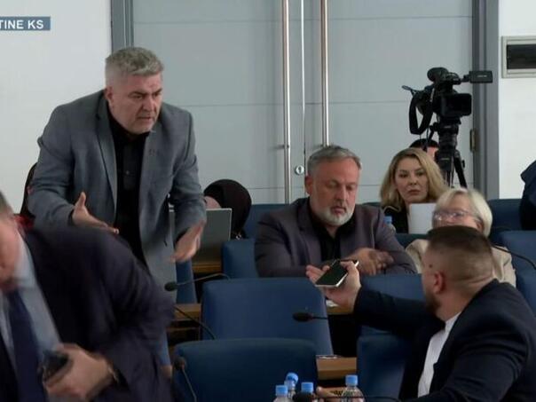 Video: Verbalni sukob zastupnika u Skupštini KS prekinuo sjednicu