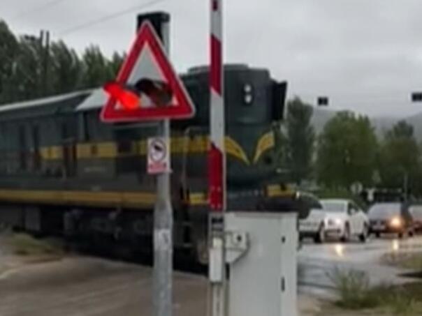 Video: Voz u Banjaluci prošao dok je rampa na prelazu bila podignuta za auta