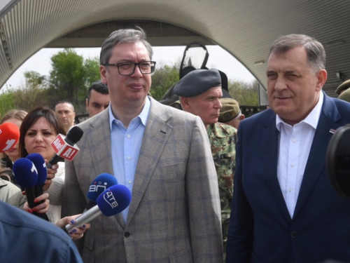 VIDEO: Vučić naručio vojnu jaknu za Dodika, on poručio 'Kad pođem u Sarajevo da ponesem'
