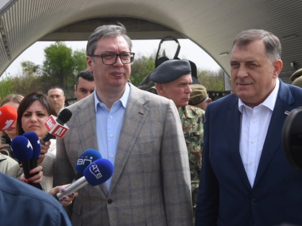 VIDEO: Vučić naručio vojnu jaknu za Dodika, on poručio 'Kad pođem u Sarajevo da ponesem'