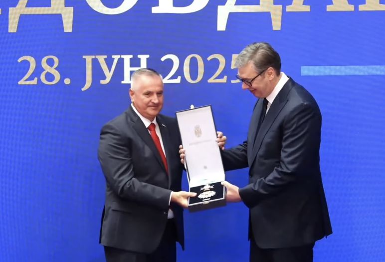 Video: Vučić odlikovao bjegunca Viškovića u Beogradu