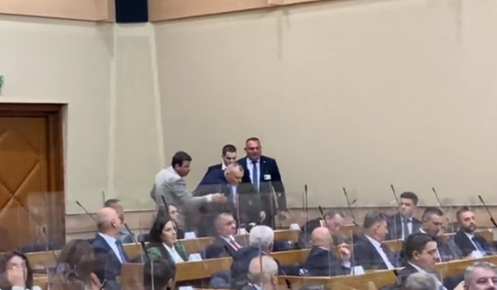 Video: Vukanović izveo novi show na sjednici NSRS