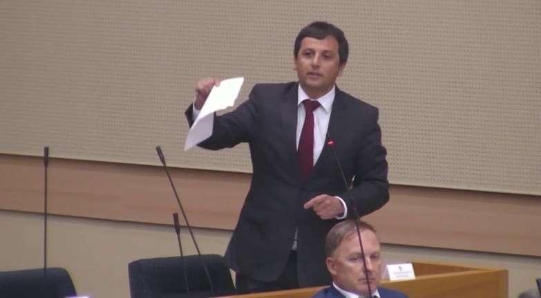 Vukanovićev 'muštuluk' u NSRS: Šućur Allahu, usvojen budžet, aplauz za kapitulaciju