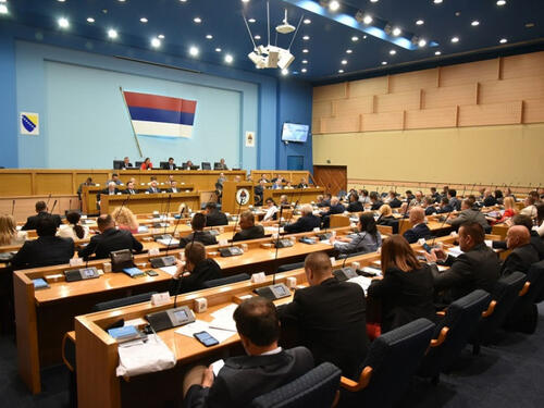 Video: Vukanović udaljen sa sjednice, Radović vratio mandat