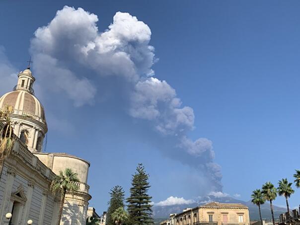 VIDEO / Vulkan Etna ponovo eruptirao, obustavljeni letovi na Siciliji