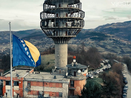 Video: Zastava BiH se zavijorila na Humu na Dan nezavisnosti